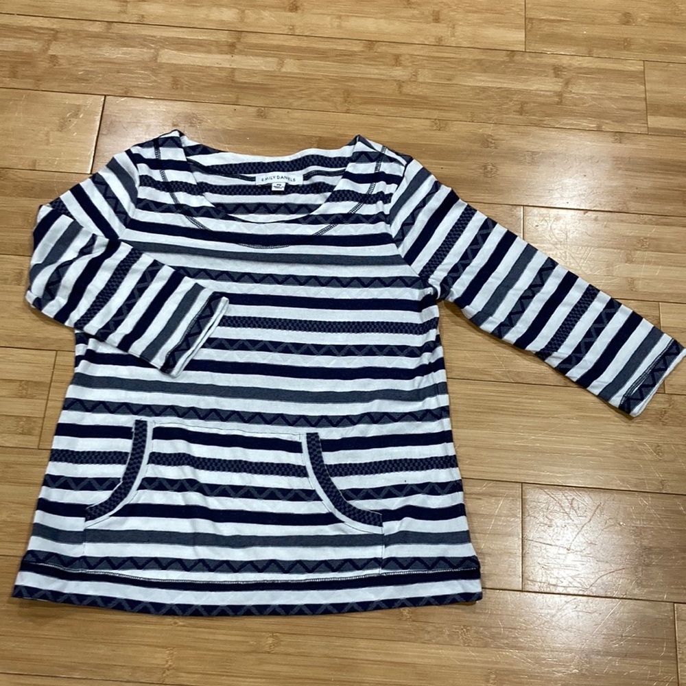 3/4 sleeve shirt by Emily Daniels in navy blue & white stripes w/zigzag pattern